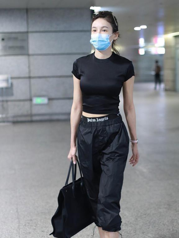 一身黑明星,揭秘一身黑明星的独特魅力与时尚态度”